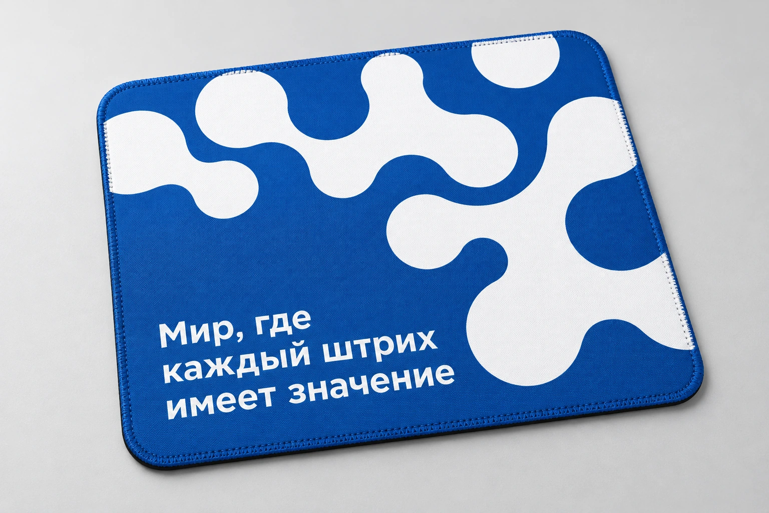 Сине-белый коврик платёжной системы МИР с фирменным узором и надписью